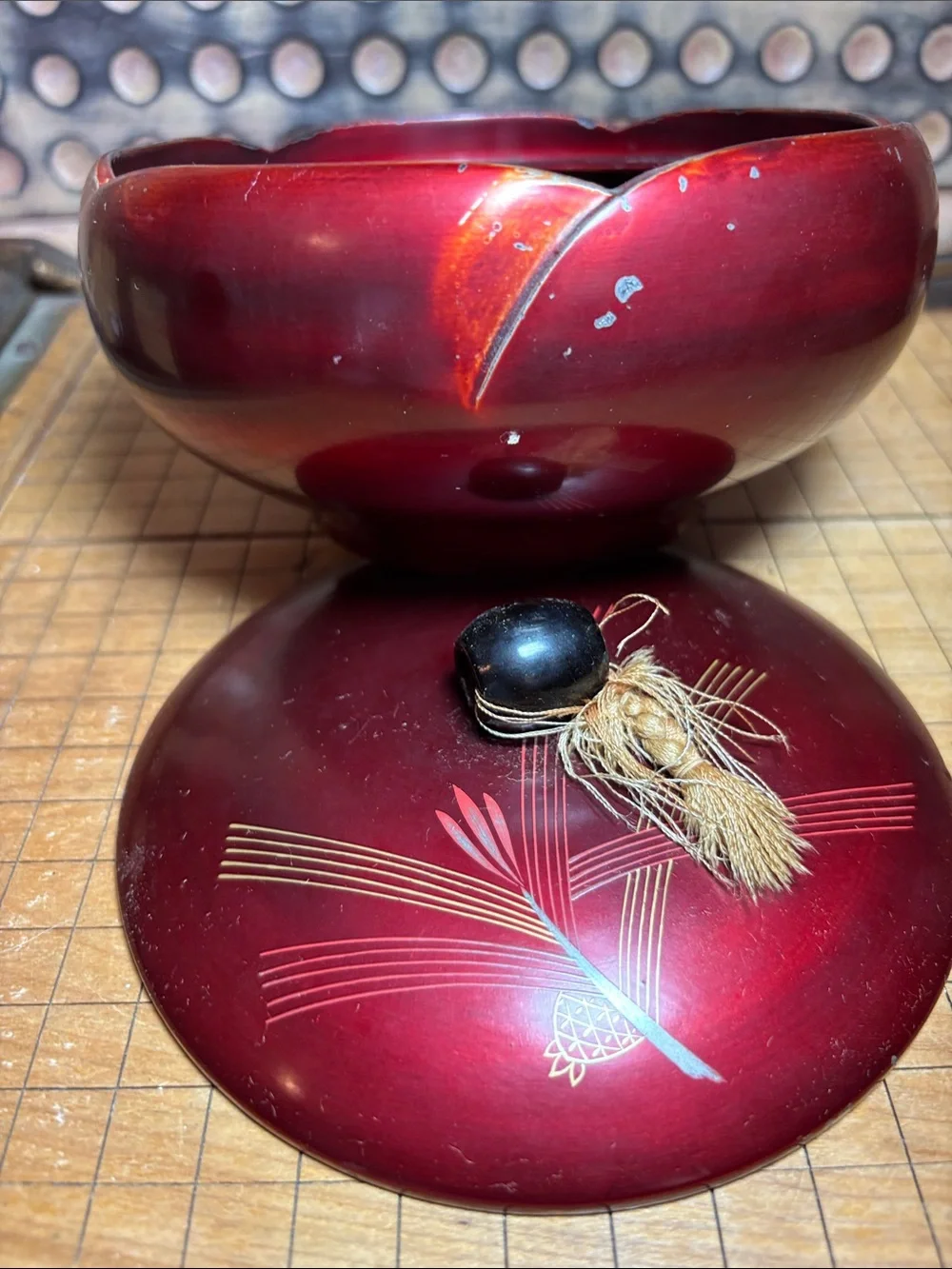 Meito Japan Porcelain Set 3 Shallow Bowls, 1 Sm Plate, Burgundy Lacquerware Box